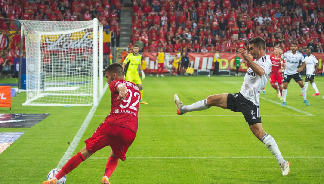 Lider Ekstraklasy w cieniu skandalu beniaminek chce to wykorzystać